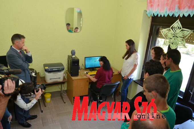 Az Izida felhasználói bemutatják, hogyan működik a számítógép (Lakatos János felvétele)