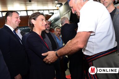 Spontán pillanat: egy látogató köszönti a miniszterelnököt (Fotó: Dávid Csilla)