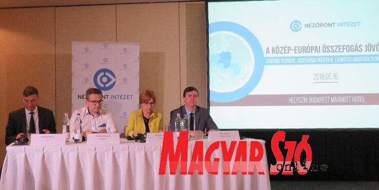 A közép-európai véleményeket taglaló panel résztvevői (Varjú Márta felvétele) A közép-európai véleményeket taglaló panel résztvevői (Varjú Márta felvétele)