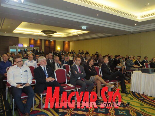 Nagy volt az érdeklődés a konferencia iránt a Marriott Hotelben (Varjú Márta felvétele) Nagy volt az érdeklődés a konferencia iránt a Marriott Hotelben (Varjú Márta felvétele)