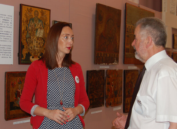 Dragana Milošević és a házigazda dr. Drago Njegovan a Vajdasági Múzeumban