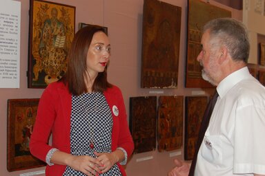 Dragana Milošević és a házigazda dr. Drago Njegovan a Vajdasági Múzeumban