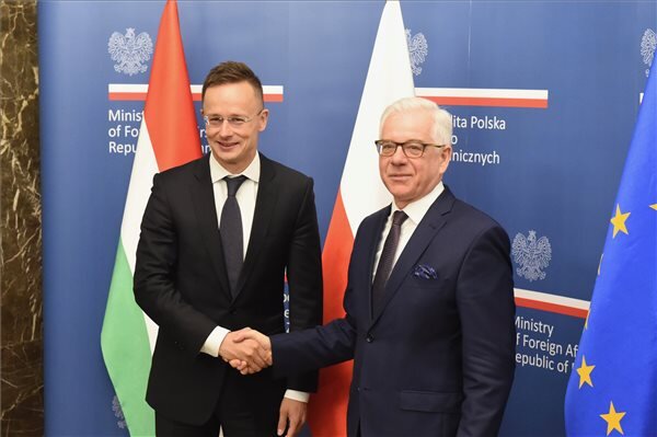 Jacek Czaputowicz lengyel külügyminiszter fogadja Szijjártó Pétert (Fotó: MTI)
