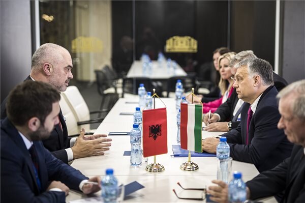Orbán Viktor miniszterelnök és Edi Rama (bal, felül) albán kormányfő megbeszélést folytat az EU és a nyugat-balkáni országok csúcstalálkozója alkalmából Szófiában (Fotó: MTI)