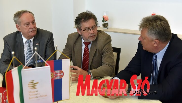 A mezőgazdasági vásár jó lehetőség az üzletkötésre a magyar vállalkozók számára – középen Varga Imre (Fotó: Ótos András) A mezőgazdasági vásár jó lehetőség az üzletkötésre a magyar vállalkozók számára – középen Varga Imre (Fotó: Ótos András)