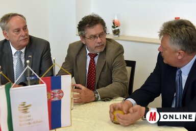 A mezőgazdasági vásár jó lehetőség az üzletkötésre a magyar vállalkozók számára – középen Varga Imre (Fotó: Ótos András)