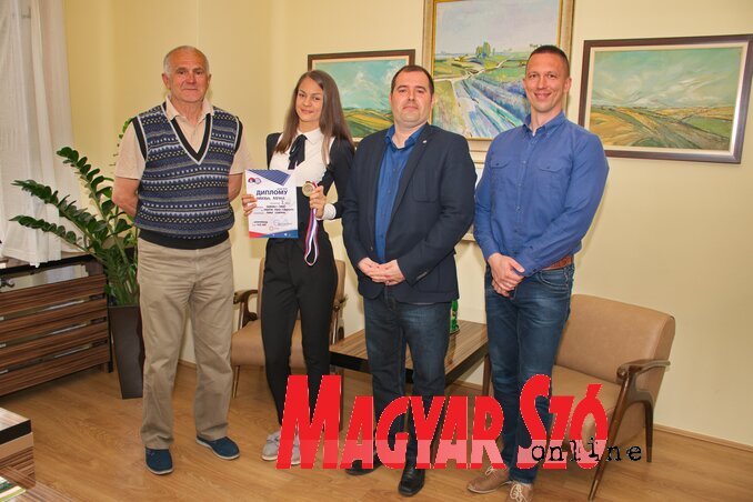 A polgármester fogadta Marina Živkovićot, edzőjét és a klubelnököt (Puskás Károly felvétele) A polgármester fogadta Marina Živkovićot, edzőjét és a klubelnököt (Puskás Károly felvétele)
