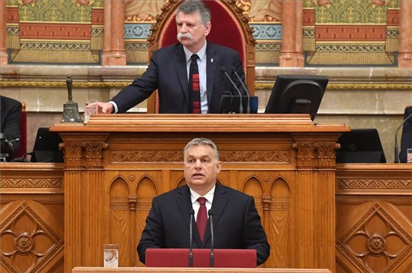Orbán Viktor miniszterelnök beszédet mond az Országgyűlés plenáris ülésén (Fotó: MTI)