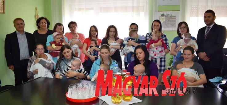 A pacséri csecsemők fogadásán készült csoportkép (Komáromi Gizella felvétele)