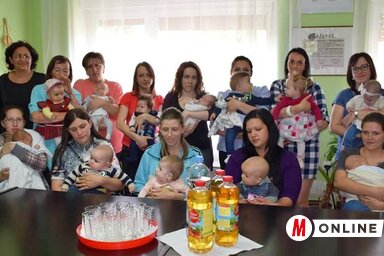 A pacséri csecsemők fogadásán készült csoportkép (Komáromi Gizella felvétele)