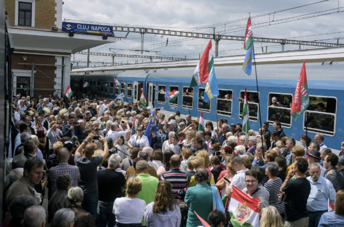 A kolozsvári állomáson köszöntik a Csíksomlyóra tartó Csíksomlyó Expressz és Székely Gyors zarándokvonat utasait (Biró István/MTI) A kolozsvári állomáson köszöntik a Csíksomlyóra tartó Csíksomlyó Expressz és Székely Gyors zarándokvonat utasait (Biró István/MTI)