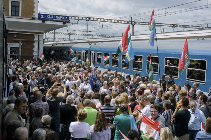 A kolozsvári állomáson köszöntik a Csíksomlyóra tartó Csíksomlyó Expressz és Székely Gyors zarándokvonat utasait (Biró István/MTI)