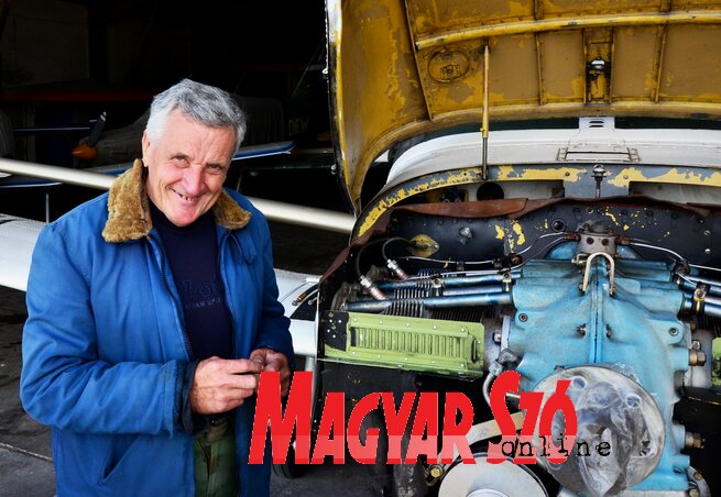 Momčilo Radivoje az Utva 75 típusú repülőgépet javítja, ezzel vontatják a vitorlás repülőgépeket (Dávid Csilla felvétele)