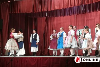 Az adai Kopogtató néptánccsoport rábaközi táncaival vette kezdetét a seregszemle (Fehér Rózsa felvétele)