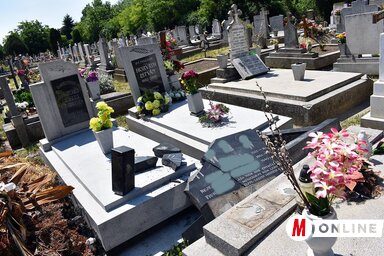 Az összetört gránit síremlék (Fotó: Figura Imre)