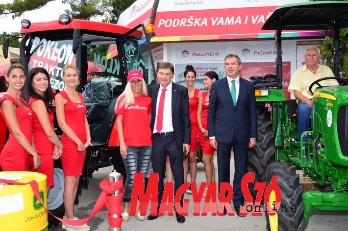 Sanja Marčetić a Belarus előtt, és Lazar Milićev az új John Deere traktorban (Fotó: Dávid Csilla)