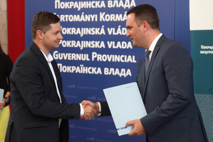 Huzsvár Ervin átveszi a támogatási szerződést Ognjen Bjelić illetékes titkártól (Fotó:  Dávid Csilla)