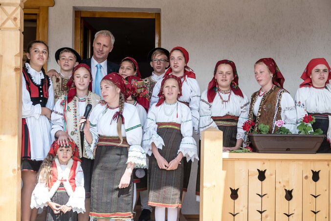 Soltész Miklós csángó népviseletbe öltözött fiatalokkal Gyimesbükkön (Fotó: MTI)