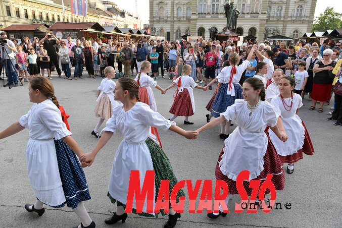 A szenttamási Pitypang táncegyüttes fellépése (Ótos András felvétele)