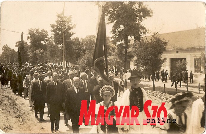Iparosok Illés-napi felvonulása 1938-ban (Archív felvétel Góbor Béla gyűjteményéből)