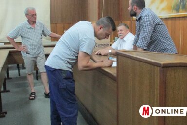 A méhészek átveszik a tartományi támogatást (Sihelnik Ágnes felvétele)