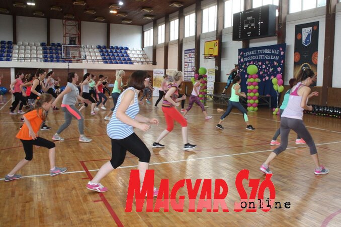 Nemcsak Topolyáról, hanem a környező településekről is érkeztek a fitneszsportok szerelmesei (Kazinczy Paszterkó Diana felvétele)