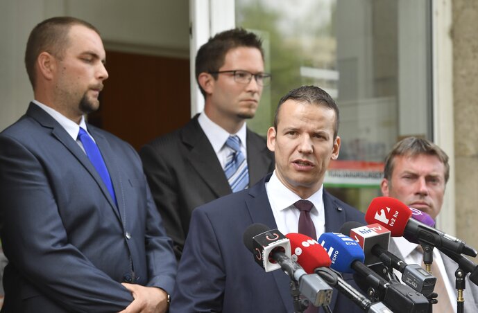 Toroczkai László, mögötte Dócs Dávid, Cserháthaláp, Szél Csaba, Nagytőke és Ferenczi Gábor, Devecser polgármestere (Fotó: MTI) Toroczkai László, mögötte Dócs Dávid, Cserháthaláp, Szél Csaba, Nagytőke és Ferenczi Gábor, Devecser polgármestere (Fotó: MTI)