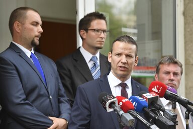 Toroczkai László, mögötte Dócs Dávid, Cserháthaláp, Szél Csaba, Nagytőke és Ferenczi Gábor, Devecser polgármestere (Fotó: MTI)