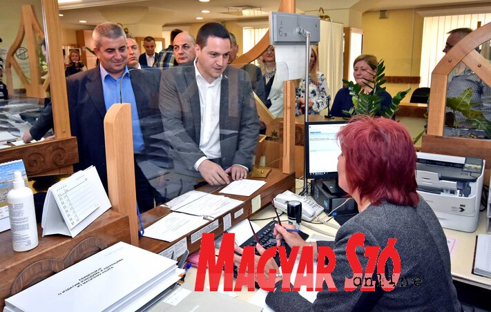 A miniszter elégedett a szabadkai ügyfélszolgálati központ munkájával (Fotó: Gergely Árpád)