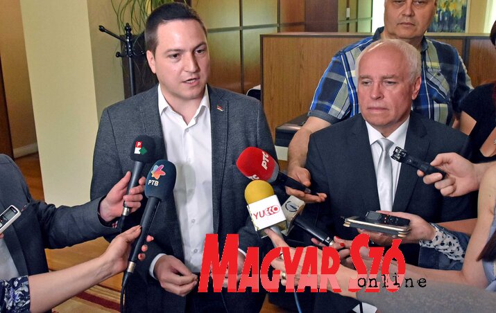Branko Ružić és Hajnal Jenő, az MNT elnöke nyilatkozik a sajtónak a szabadkai találkozót követően (Gergely Árpád felvétele)