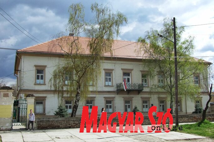 A temerini középiskolának otthont adó, a 19. században épült, barokk stílusú Szécsény-kastély épülete (Góbor Béla felvétele)