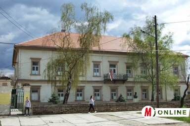 A temerini középiskolának otthont adó, a 19. században épült, barokk stílusú Szécsény-kastély épülete (Góbor Béla felvétele)