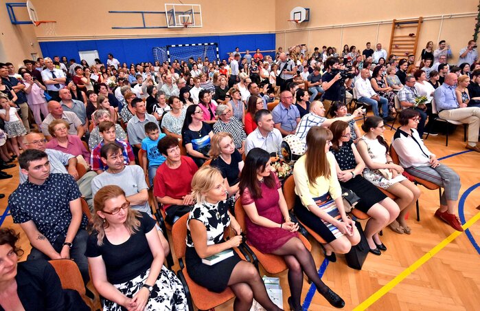 Szülők, rokonok és barátok az ünnepségen