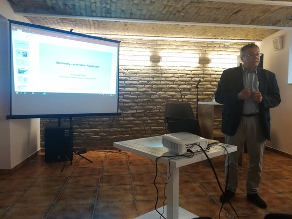 Dr. Grezsa Ferenc a függőségekről tartott előadást a VM4K klubhelyiségében