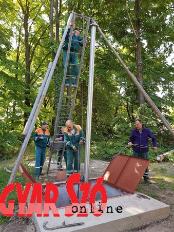 Az új pumpa lehelyezése Bácsfeketehegyen (Kecskés Endre felvétele)