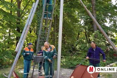 Az új pumpa lehelyezése Bácsfeketehegyen (Kecskés Endre felvétele)