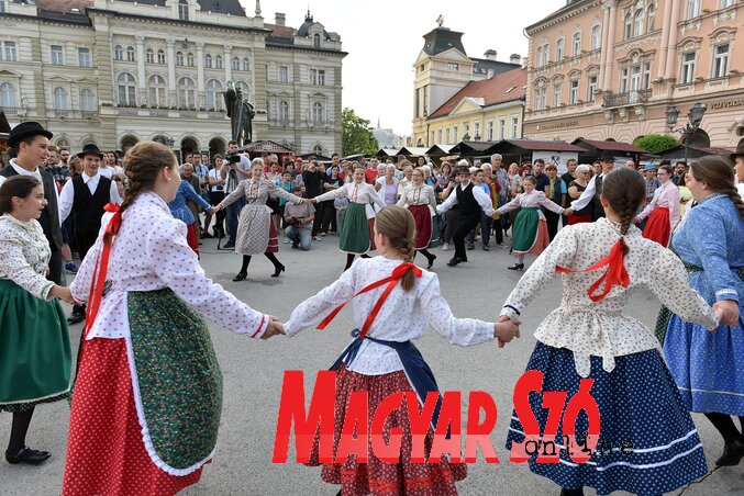 A Suttyó táncegyüttes tyukodi táncokkal lépett fel (Ótos András felvétele)