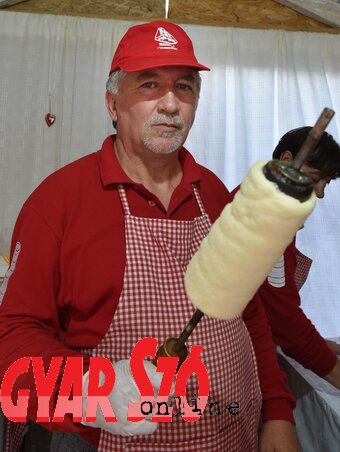 A kürtöskalács frissen igazán finom (Ótos András felvétele) A kürtöskalács frissen igazán finom (Ótos András felvétele)