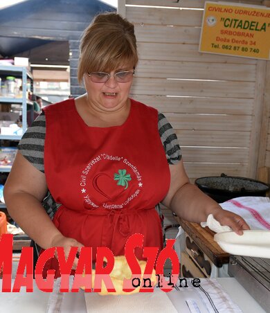 Készül a tejfölös, fokhagymás, sajtos lángos (Ótos András felvétele) Készül a tejfölös, fokhagymás, sajtos lángos (Ótos András felvétele)
