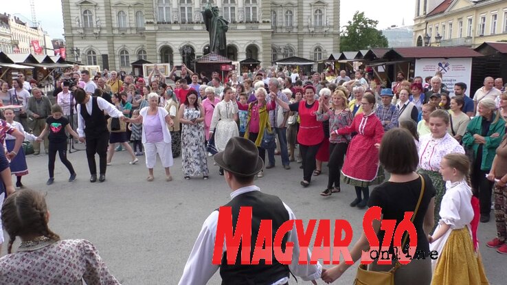 A közönség együtt csárdásozott a néptáncosokkal (Ótos András felvétele) A közönség együtt csárdásozott a néptáncosokkal (Ótos András felvétele)