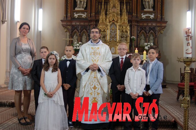 Az elsőáldozók Hajdú László atyával és Kanyó Anikó hittantanárnővel (Bozsoki Valéria felvétele)