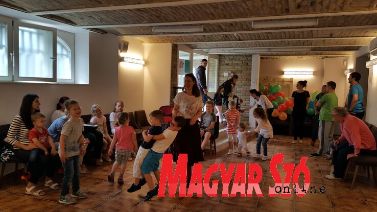 Zsibongó gyerekcsapat várta a foglalkozásvezetőket (Pesevszki Evelyn felvétele) Zsibongó gyerekcsapat várta a foglalkozásvezetőket (Pesevszki Evelyn felvétele)