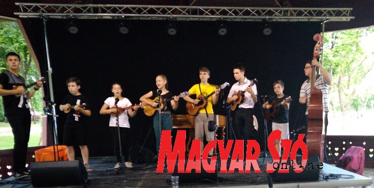 Az adai gyerekek már a koncert előtti hangpróbán is nagy tapsot kaptak (Fotó: Mihályi Katalin)