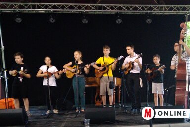 Az adai gyerekek már a koncert előtti hangpróbán is nagy tapsot kaptak (Fotó: Mihályi Katalin)