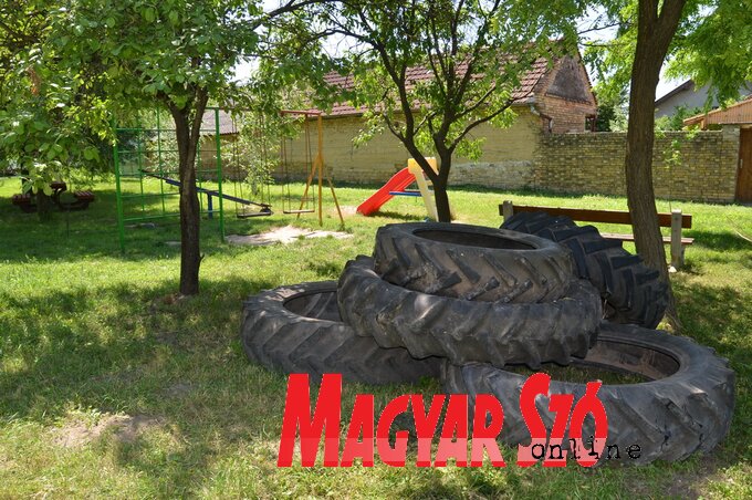 Hamarosan alagút lesz ezekből a gumikból (Lakatos János felvétele)
