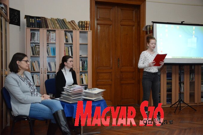 Nityetin Anasztázia ötödikes diáklány díjazott munkáját olvassa (Fotó: Paraczky László) Nityetin Anasztázia ötödikes diáklány díjazott munkáját olvassa (Fotó: Paraczky László)