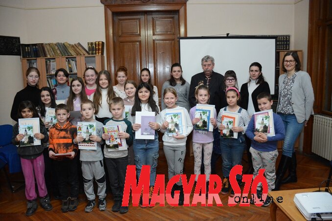 A Gion Nándor Nyomában pályázat idei díjazottjai és a szervezők a Népkönyvtárban (Fotó: Paraczky László) A Gion Nándor Nyomában pályázat idei díjazottjai és a szervezők a Népkönyvtárban (Fotó: Paraczky László)