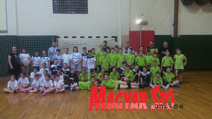Az Unit Sport és a Kanizsa legfiatalabb kézilabdázói (a szerző felvétele) Az Unit Sport és a Kanizsa legfiatalabb kézilabdázói (a szerző felvétele)