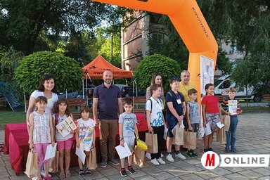 Szatmári Adrián, Kospenda József és a Gyermeknap fő szervezője, Fekete Bánov Ágnes a kerékpár-akadálypálya legkitartóbb résztevőivel