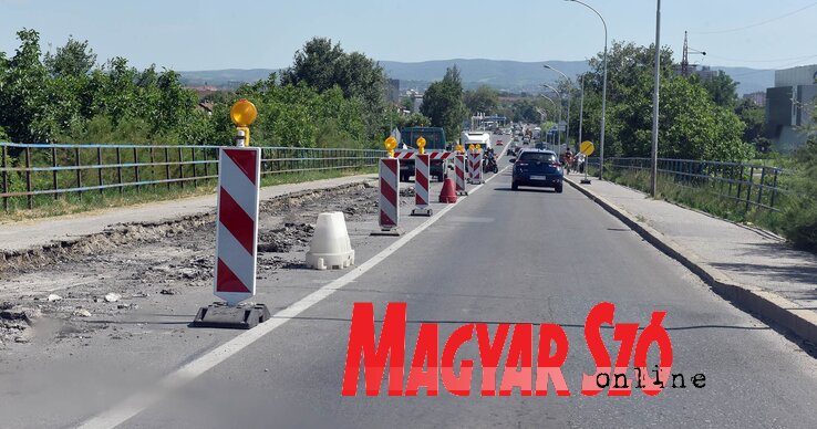 Forgalomkorlátozást vezettek be a Szentendrei úti hídon, mert felújítási munkálatok folynak az úttesten (Ótos András felvétele)